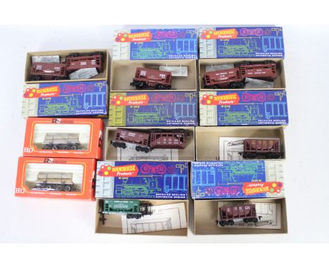 Roundhouse - Rivarossi - 12 x HO Scale wagons including 10 x Ore Cars in various liveries # 1422 and 2 x Log Wagons # 2349. T