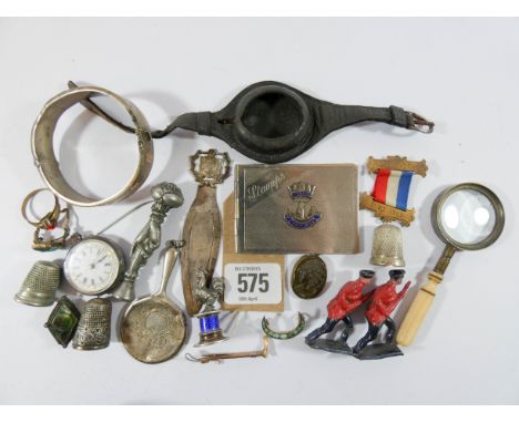 A tray of interesting collectables to include a chicken shaped desk seal, thimbles, miniatures magnifying glass, silver bangl