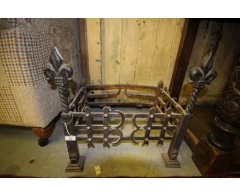 Wrought iron dog grate with Fleu dis lis terminals