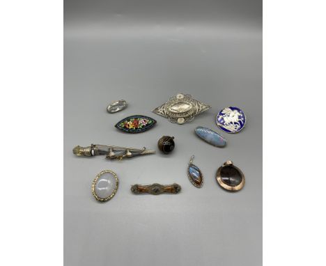 Qty Vintage brooches, to include Victorian, Hardstone etc.