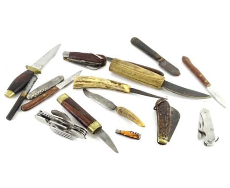 A collection of small knives, to include a coachman's type knife, pocket knives etc.