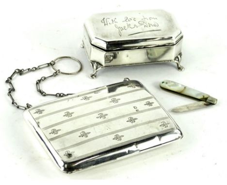 A collection of small silver, to include a ladies purse with engine turned decoration with chain and a small trinket box with