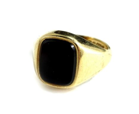 A 9ct gold gent's signet ring, set with rectangular black agate stone, makers stamp W M, ring size P½, 6.5g all in. 