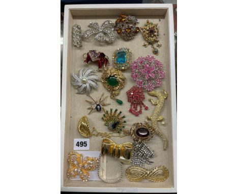 TRAY OF VARIOUS PASTE AND ENAMEL COSTUME BROOCHES INCLUDING SARAH COVENTRY AND ANIMAL BROOCHES 