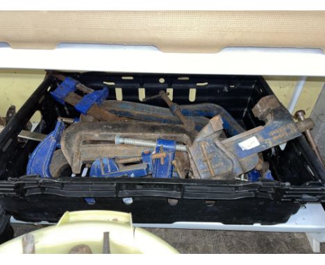 QUANTITY OF HEAVY DUTY G CLAMPS, SASH CLAMP AND A SMALL BENCH VICE 