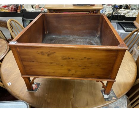 YEW SQUARE SECTION PLANTER