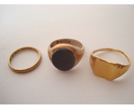 9 carat gold signet ring with black onyx intaglio, an 18 carat gold gents signet ring and a plain 9 carat gold wedding band (