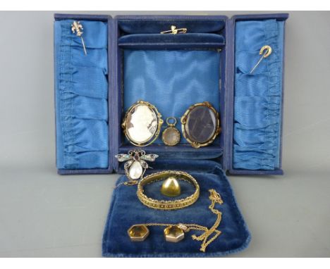 Vintage jewellery box and contents including an untested yellow metal bangle, a pinchbeck type brooch, a carved cameo brooch 