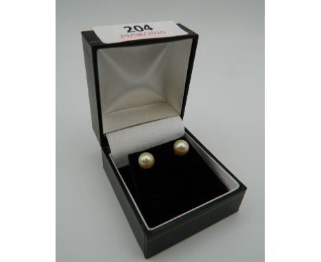 A pair of 9 ct gold pearl earrings. 6 mm diameter.