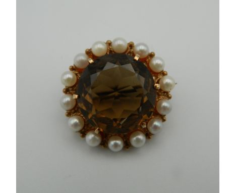 A 9 ct gold smoky quartz and cultured pearl brooch. 2.5 cm diameter (7.9 grammes total weight)