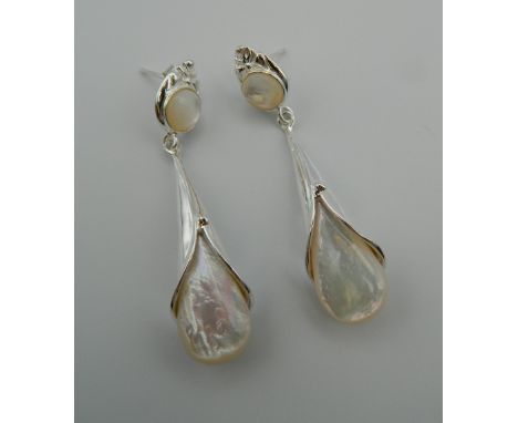 A pair of mother-of-pearl earrings. 5.5 cm high.