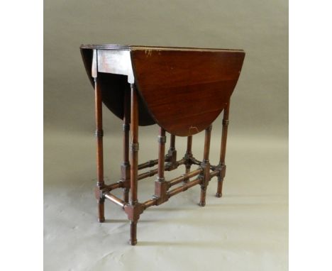 An early 20th century spider leg gate leg table. 66 cm wide.