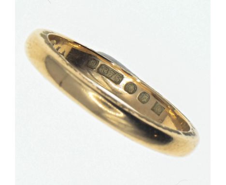 9ct gold band ring, size M.  2.5g 