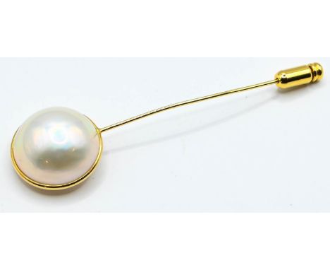 18ct gold and South Sea mabé pearl stick pin, length 68mm, with non gold clasp, with box 