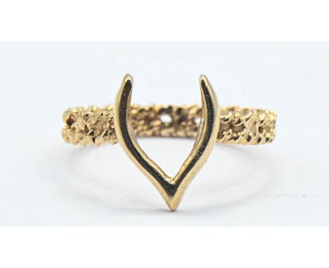9ct gold wishbone ring with textured shank, size M 1/2. Gross weight 1.80g 