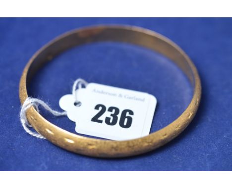 A yellow metal bangle, of star cut design, stamped '22 Saka', 17g.