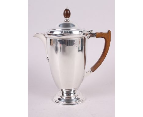 A Roberts & Belk Art Deco silver iced water jug with wooden handle and finial, 9" high, 16oz troy approx Conidition: Slight b