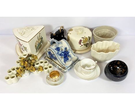 Assorted ceramics, including two cheese dishes and covers, a black ceramic cow creamer etc (a lot)