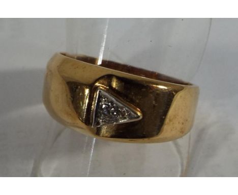 A gentleman's 9 carat yellow gold stone set ring, size R + 1/2, approx weight 6.81 gm   This lot MUST be paid for and collect