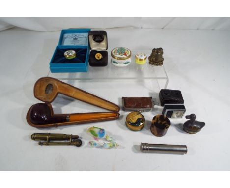 A mixed lot of collectibles to include smoker's pipe with silver mount, Halcyon Days enamels, thimble, brass model of a frog 