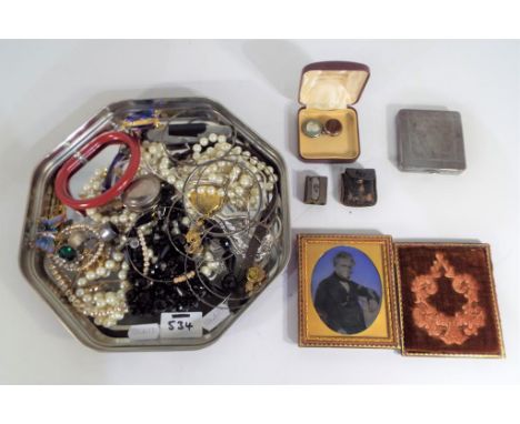 A lot to include a quantity of costume jewellery, lady's powder compact, a penknife and similar This lot MUST be paid for and