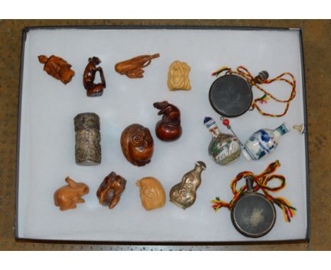 DISPLAY CASE WITH VARIOUS REPRODUCTION NETSUKE STYLE DISPLAYS, SNUFF BOTTLES ETC     