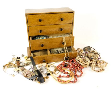 An oak four drawer jewellery box and contents, comprising Pulsar, Timex and Roamer ladies watches, a pair of 9ct cufflinks, 1