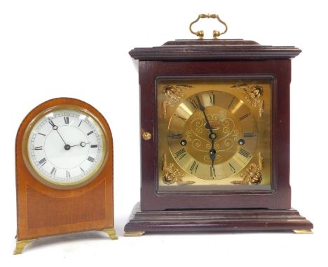 An oak cased Metamec mantel clock, the brass dial with circular chapter ring bearing Roman numerals, eight day with Westminst