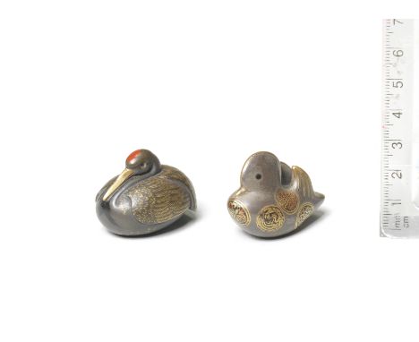 Two lacquer netsuke of birds　19th centuryThe first a resting crane, its wings gold-lacquered, its neck bent and its head rest