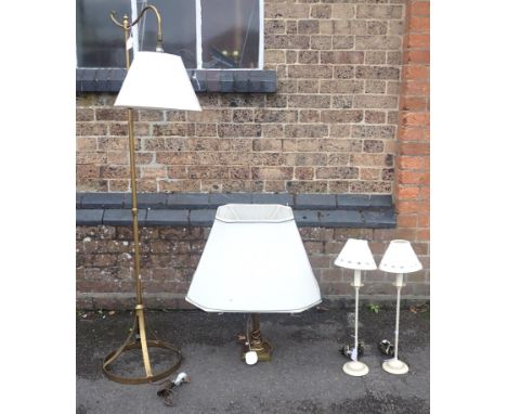 A LACQUERED BRASS CORINTHIAN COLUMN STYLE ELECTRIC TABLE LAMPwith stepped base, 46cm high to sconce, with a large cream fabri