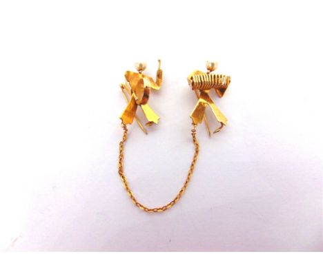 A PAIR OF NOVELTY 9 CARAT GOLD MUSICIAN BROOCHES maker F.M., possibly Freddie Manshaw, London 1948, one figure beating a drum