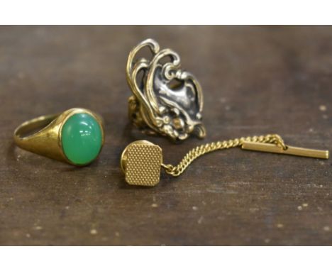 A silver Art Nouveau ring, a 9ct gold and green stone ring + 9ct gold & plated tie pin (3) 