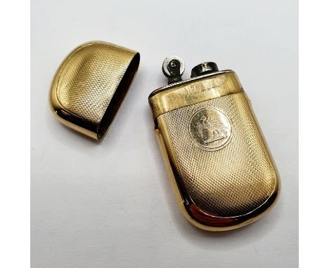 A 9ct gold mounted lighter, crested, and with engine turned decoration, 6 cm high