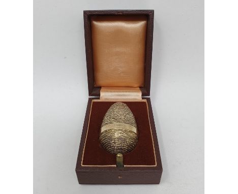 A silver gilt surprise egg in the manner of Stuart Devlin, with textured decoration, London 1975/1976, 4.2 ozt, 7 cm high, bo