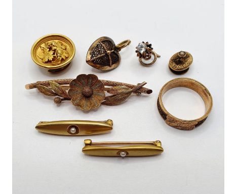 A 9ct gold bar brooch, a yellow metal button and assorted jewellery, all in 14.7g 