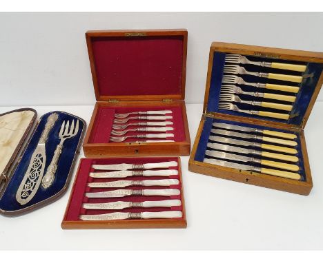 A pair of Victorian silver mounted fish servers, Birmingham 1854, boxed, lid loose, a set of silver plated fish eaters, with 