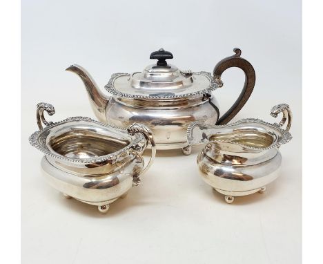 An Edward VII three piece silver tea service, the teapot with wooden handles, Birmingham 1908, all in 33 ozt (3)  Provenance: