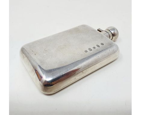 A silver hip flask, Sheffield 2004, 5.6 ozt, 14 cm highGenerally good 