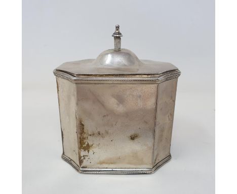 A silver tea caddy, with re-entrant corners, London 1910, 7.7 oztLacks finial 