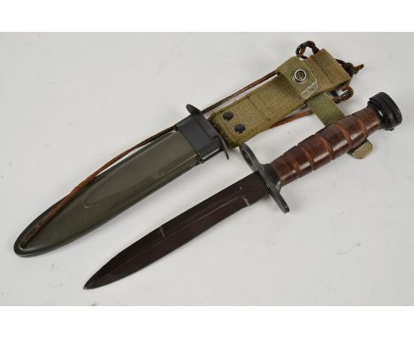 A US M4 double sided fighting knife, together with a US M8A1 scabbard and frog (2)