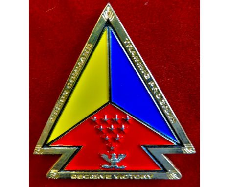 American Challenge Coin (Mission Command Training Program 'Decisive Victory' Since 1982) Arrow shaped gilt and enamel challen