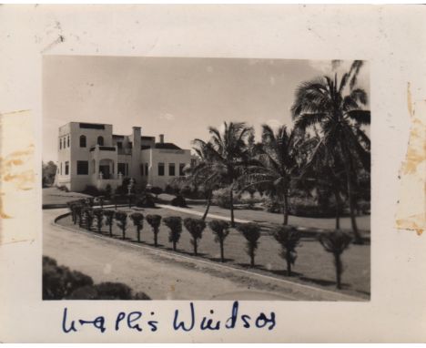 WALLIS WINDSOR: (1895-1986) American Socialite, wife of King Edward VIII. Duchess of Windsor. Vintage signed 5 x 4 photograph