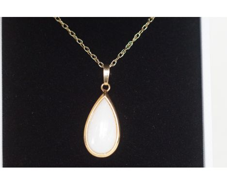 9ct Gold Necklace &amp; Opal Pendant 