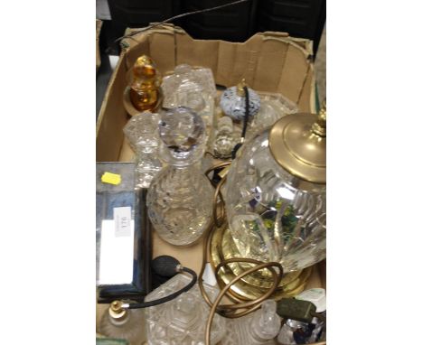 A TRAY OF ASSORTED GLASSWARE TO INCLUDE ART GLASS STYLE SCENT BOTTLES, LAMP, DECANTER ETC