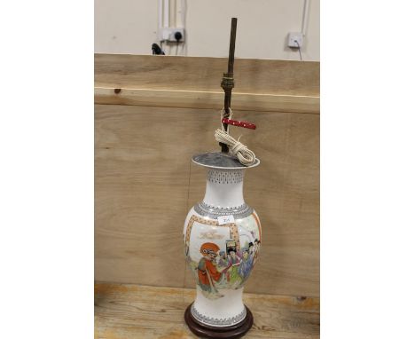 AN ORIENTAL PATTERNED PORCELAIN LAMP BASE  ON WOODEN STAND, WITH BRASS AND COPPER FITTINGS