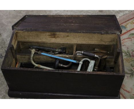 A VINTAGE CARPENTERS TOOL BOX AND TOOLS TO INCLUDE WOOD PLANES ETC