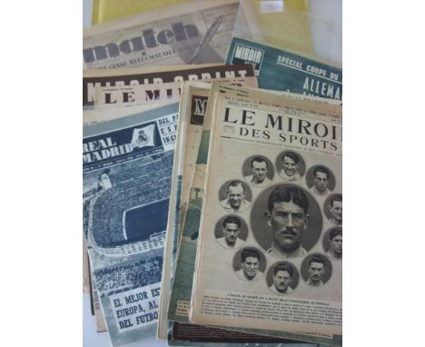 A collection of magazines & newspapers relating to very important historical football events, to include: Daily Graphic - 189