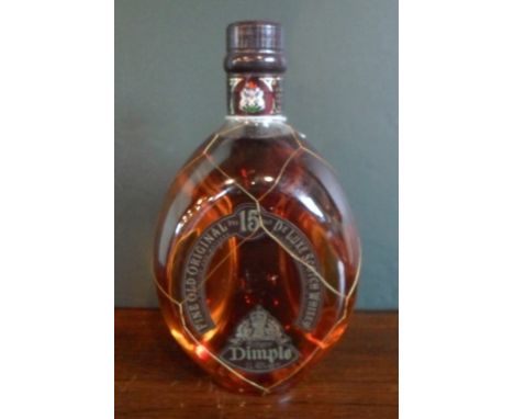 A bottle of DImple De Luxe Scotch Whisky, aged 15 years, 1L, 43% vol.