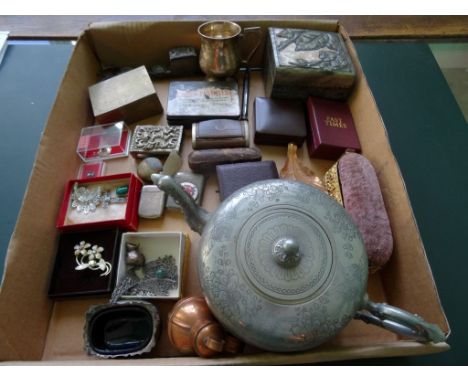 A mixed collector's lot, to include: a Chinese metalware box, a silver plated christening tankard, vesta cases, snuff boxes, 