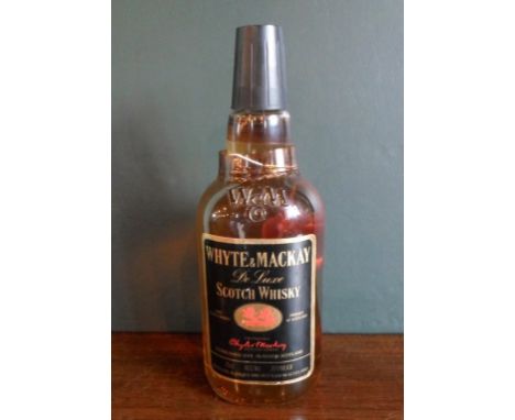 A bottle of Whyte & Mackay De Luxe Scotch Whisky, old bottling, 75cl, 40% vol.